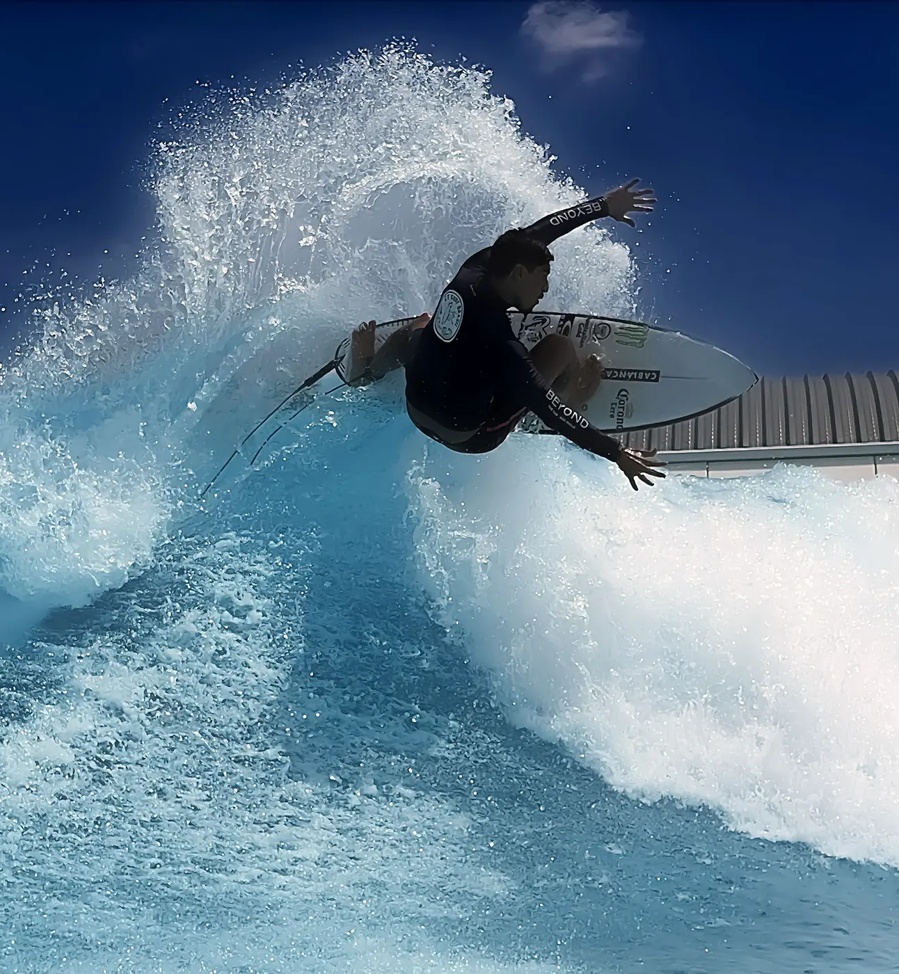 Surfista executando uma manobra aérea na piscina de ondas do clube