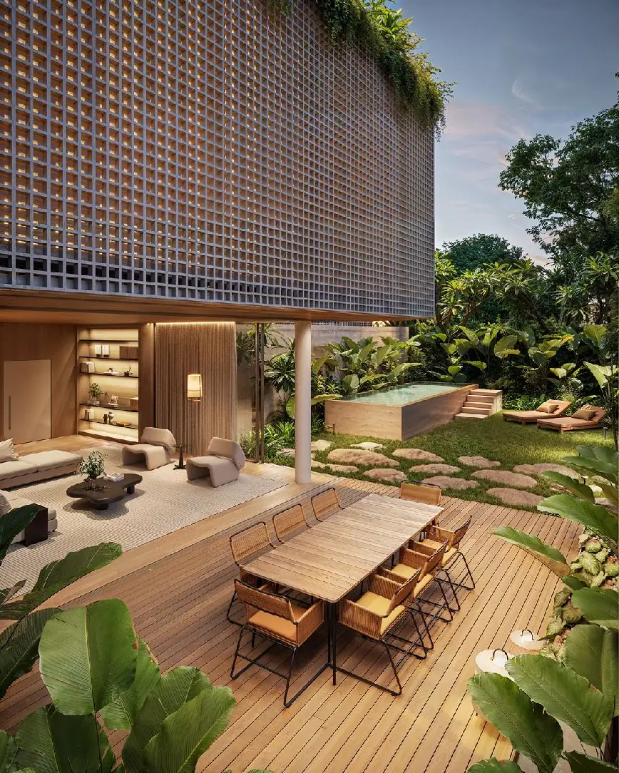 Deck de madeira com mesa de jantar, vegetação e piscina ao lado