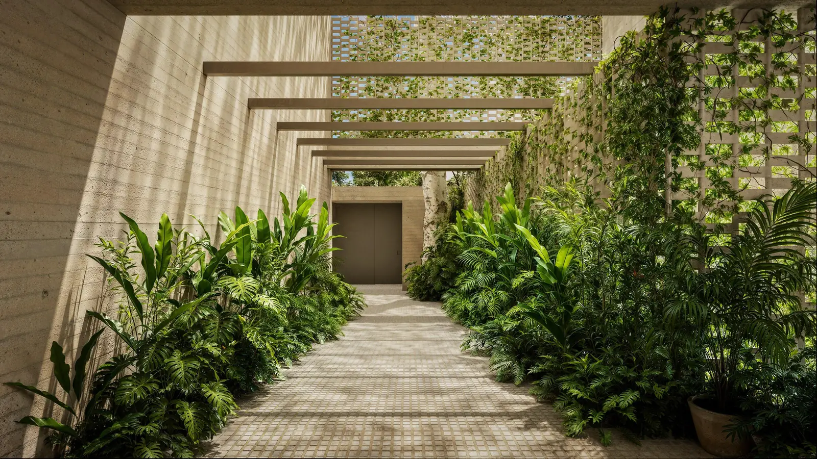 Hall de entrada com colunata e vegetação densa dos dois lados