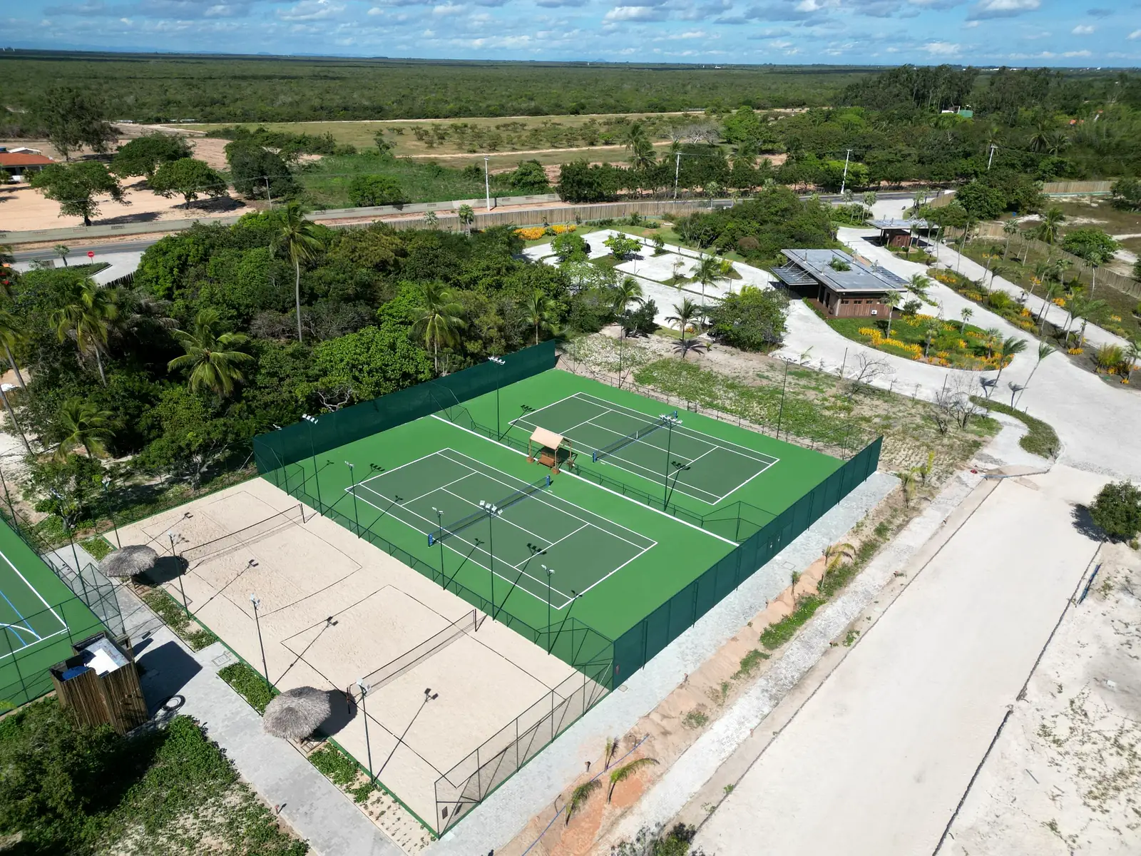 Vista aérea do clube esportivo do Vila Carnaúba, com quadras de tênis e de beach tennis